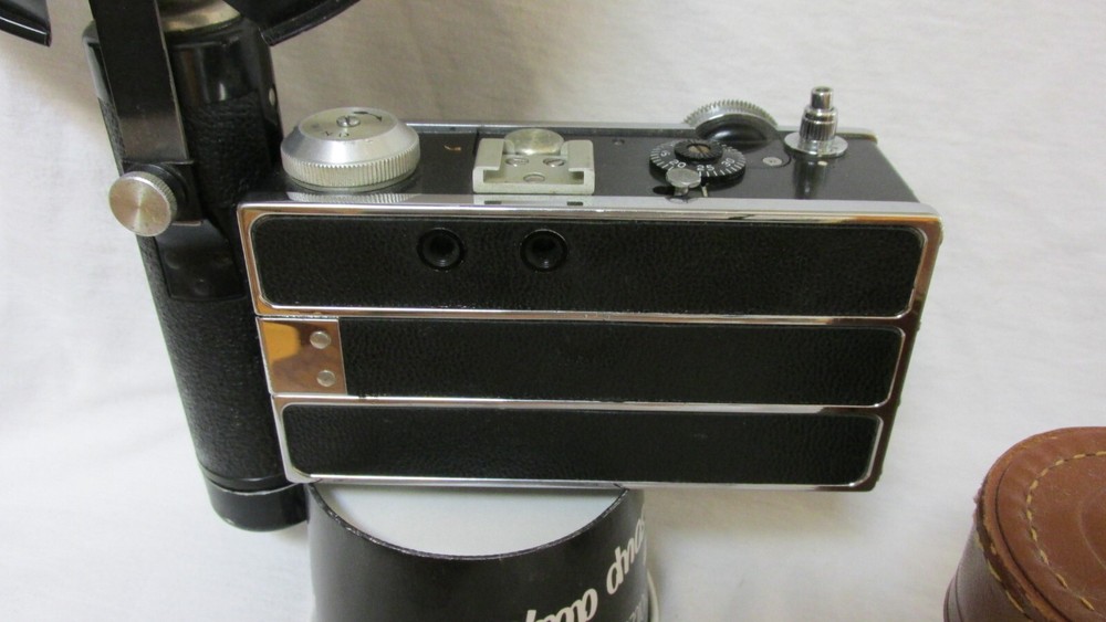 VINTAGE 1950s ARGUS C3 CAMERA w/ FLASH & BULB & CASE