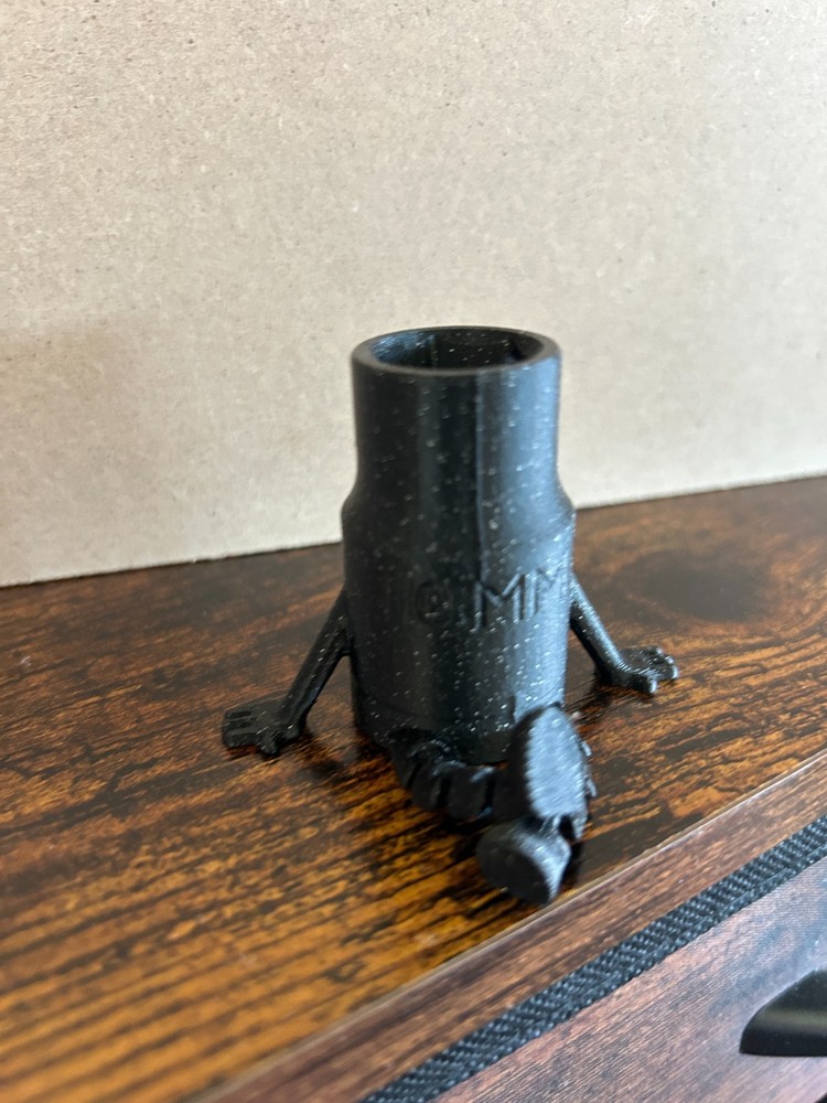 3d printed 10mm socket buddy with articulated legs