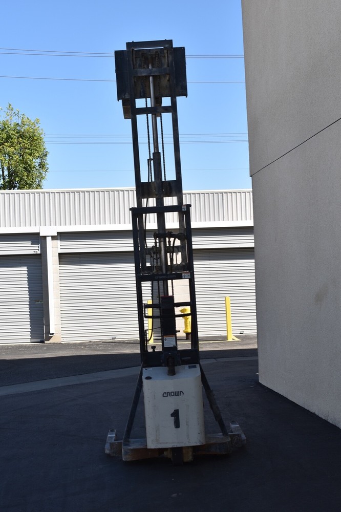 Crown 20MT Electric Walkie Straddle Stacker pallet jack