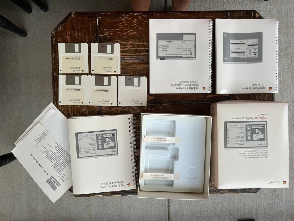 Macintosh AppleShare M0548/B Version 2.01. Vintage Apple software