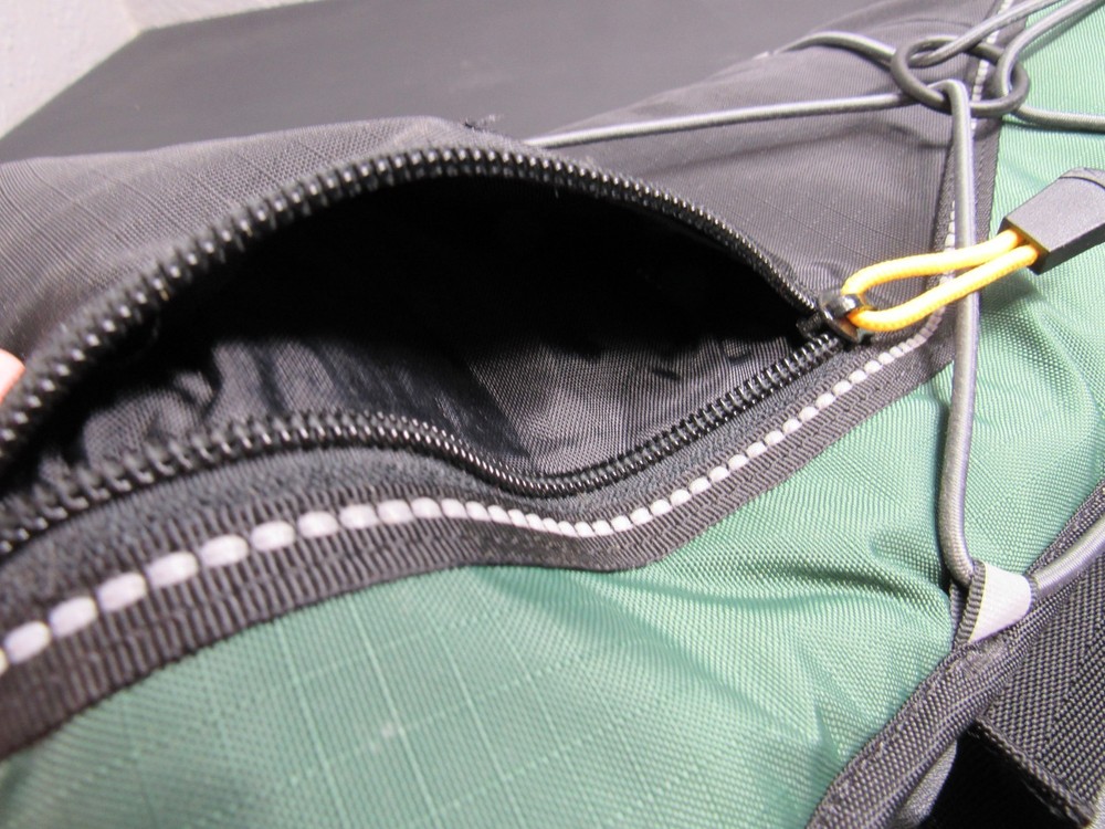 CamelBak Classic Hydration Pack 70oz 2Liter w/ External Pocket/Reflective NEW