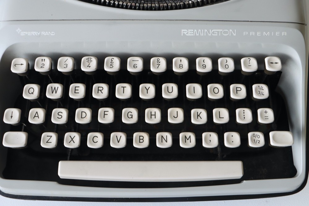 Remington Sperry Rand Portable Typewriter - Excellent Working Condition!