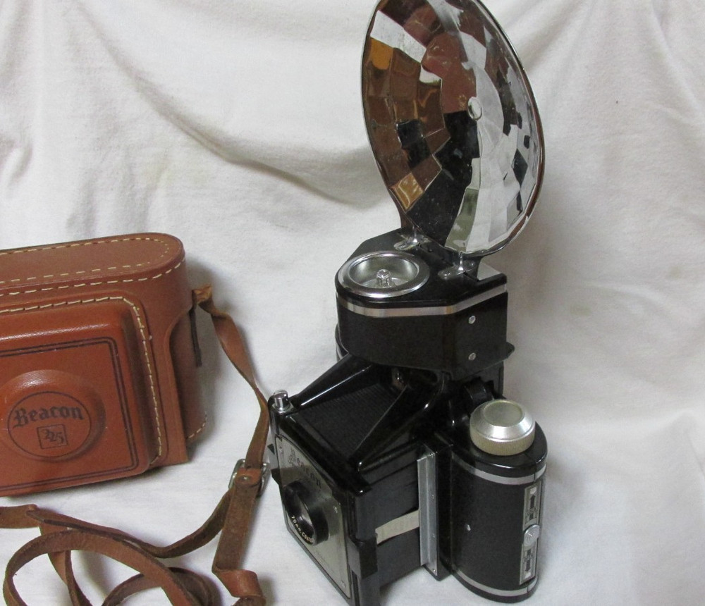 VINTAGE 1950s BEACON TWO TWENTY FIVE CAMERA w/ FLASH & FULL CASE