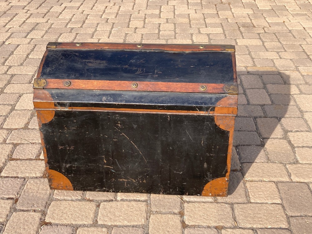 vintage hump back metal Trunk