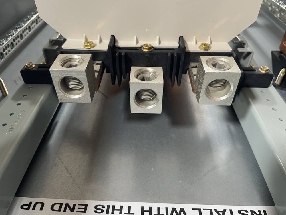 1-225 AMP 480V MAIN LUG PANELBOARD 18 SPACE 3PHASE 4 WIRE COMPLETE PANEL