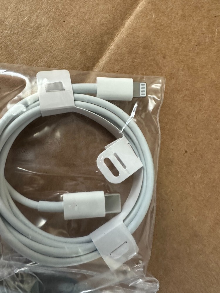 Apple 3-Foot (1m) USB-C to USB-C Charge and Sync Cable White (Type-C to Type-C)
