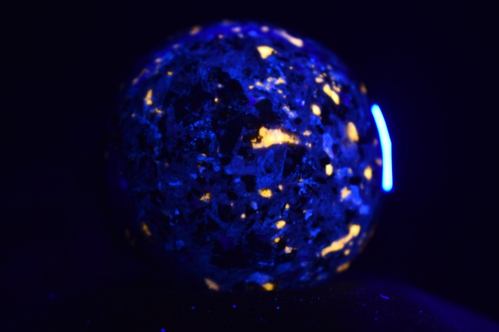 1.6" Yooperlite Sphere – UV Reactive Glow Crystal