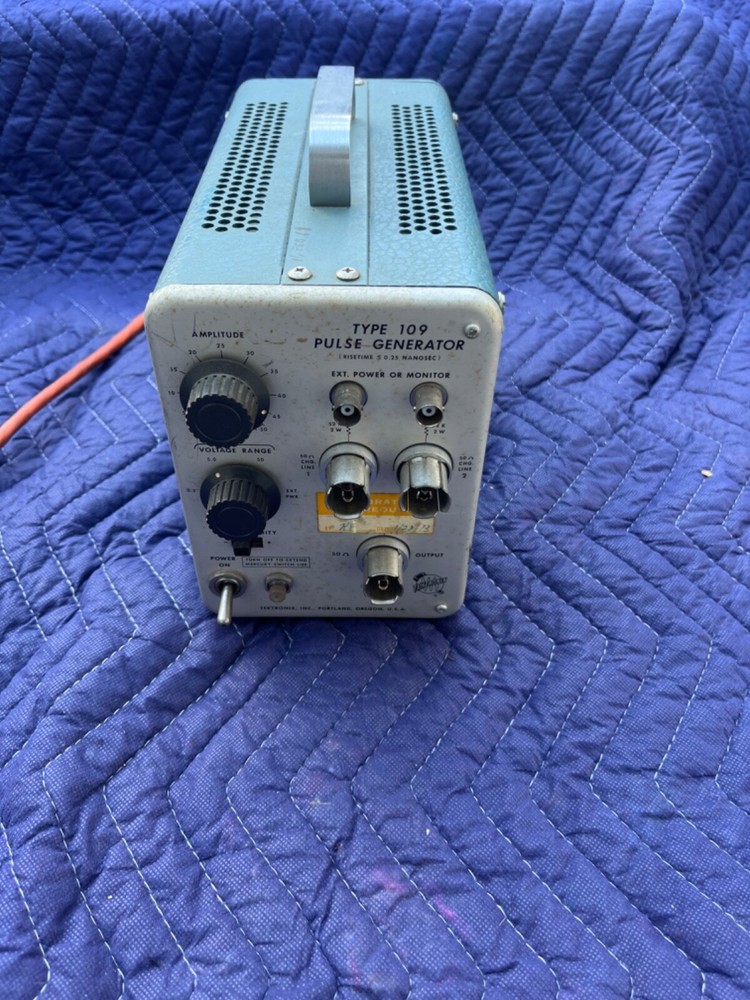 Pre-Owned Tektronix Type 109 Pulse Tektronix Pulse Generator Powers On