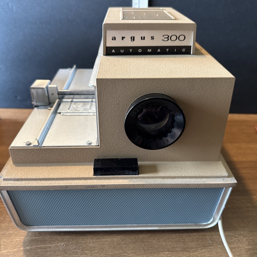 Vintage Argus 300 Model 38 Automatic Slide Projector With Case