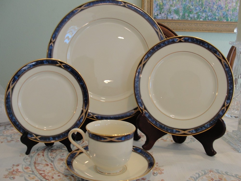 LENOX MOUNTAIN VIEW 1 - 5 PIECES SETTING LOOKS NEW