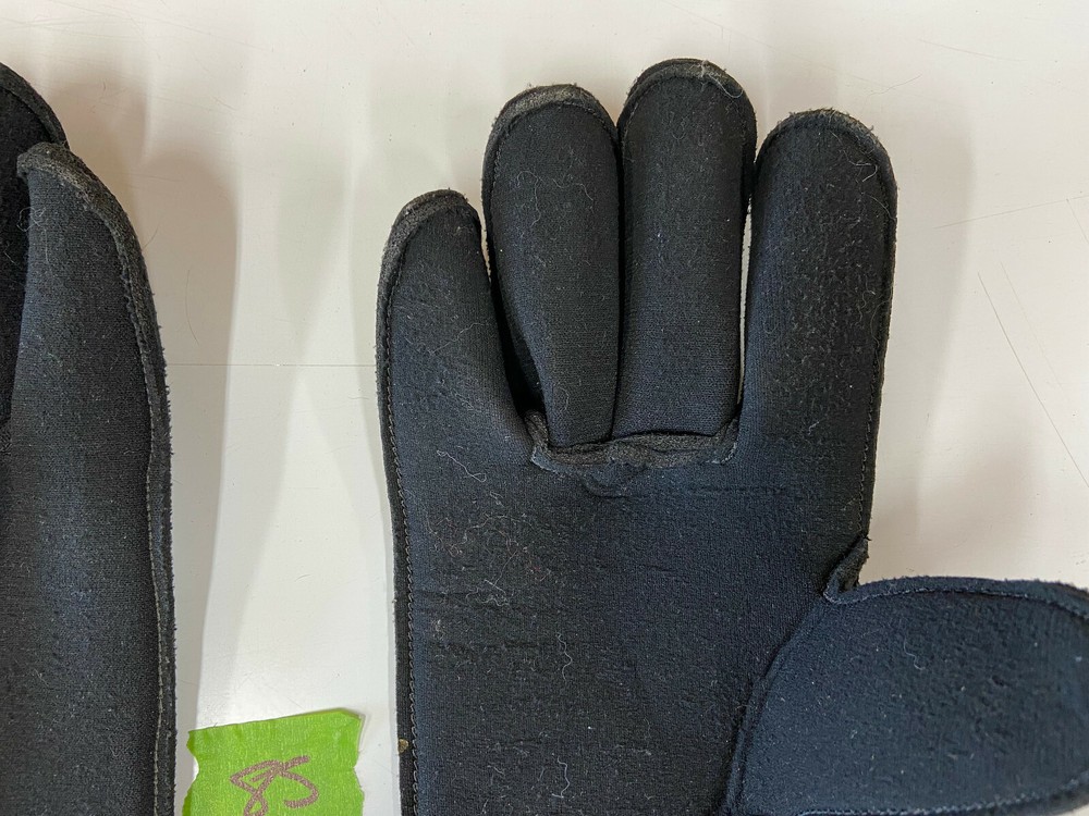 Black Water activity Gloves Pre-Owned -- Scuba -- Kayaking 