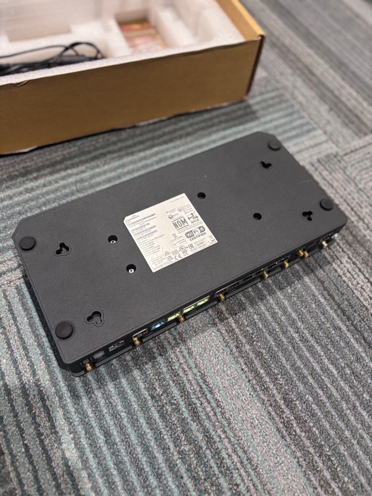 Cradlepoint E3000 4G/5G E3000-C18B Wireless Router