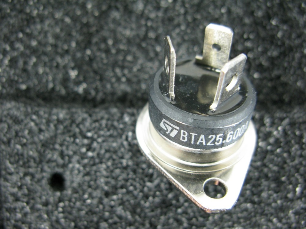 (1) ST MICROELECTONICS BTA25-600A 30A 600V TRIAC PNPN