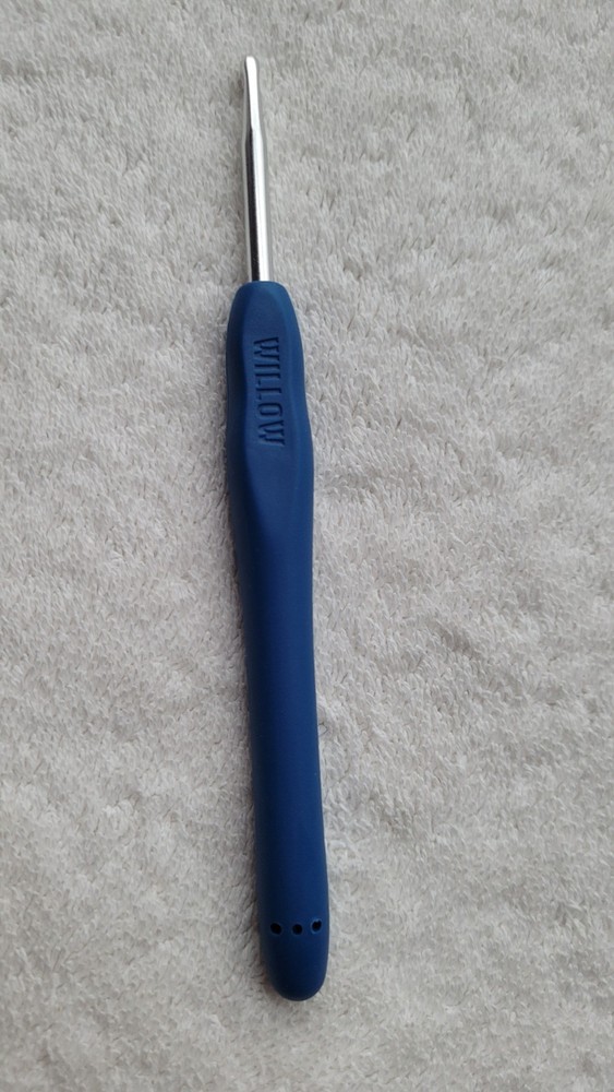 Preowned  Willow (Blue) Wooble Ergonomic Crochet Hook