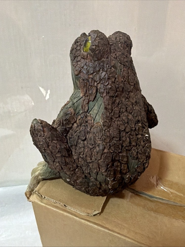 Frog Statue 7” x 6.5”