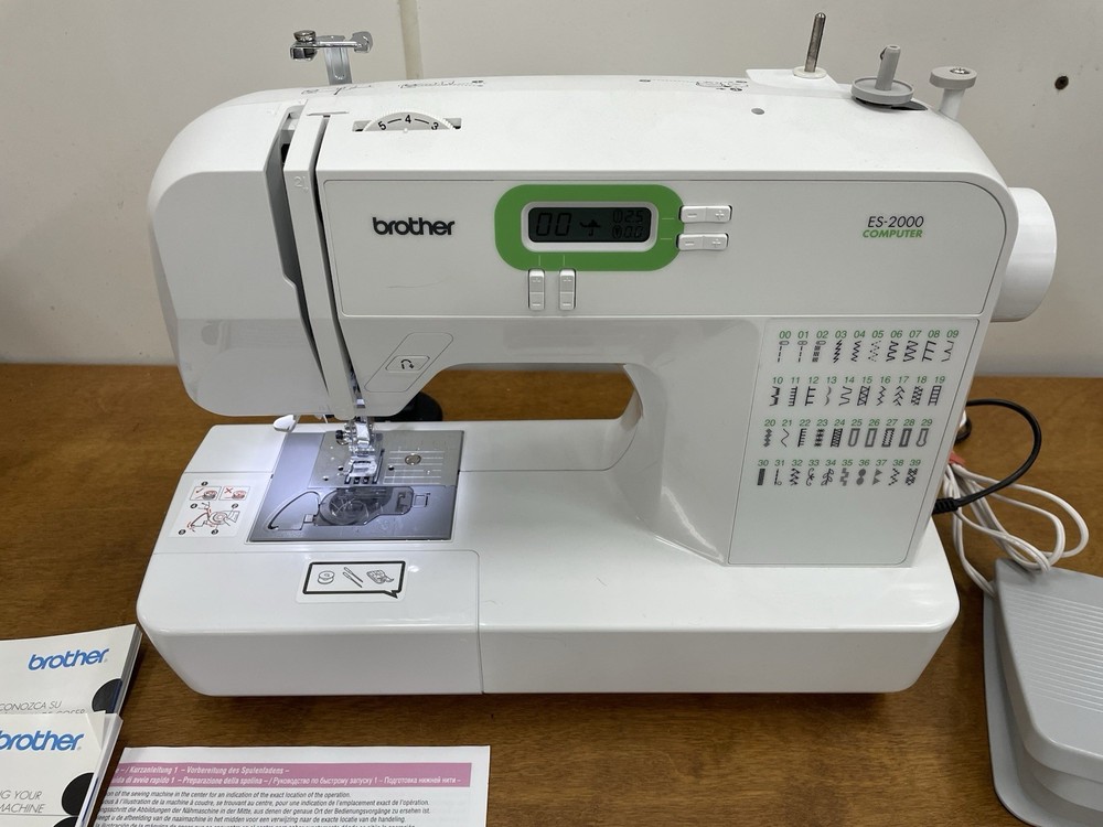Brother ES-2000 Computerized Sewing Machine w/ Pedal & Accessories 1382