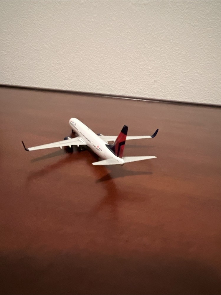 Delta 737-800 1:400 Scale