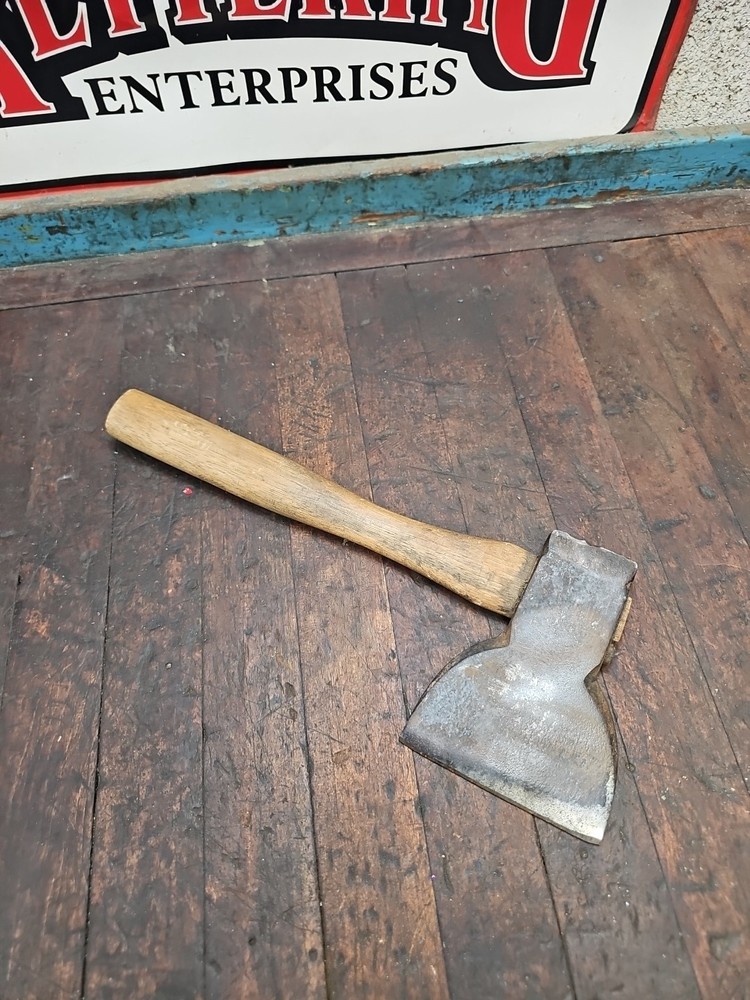 E31- Interesting form antique broad hatchet - Cedar Pattern? Half Sleeper? 2lb7o