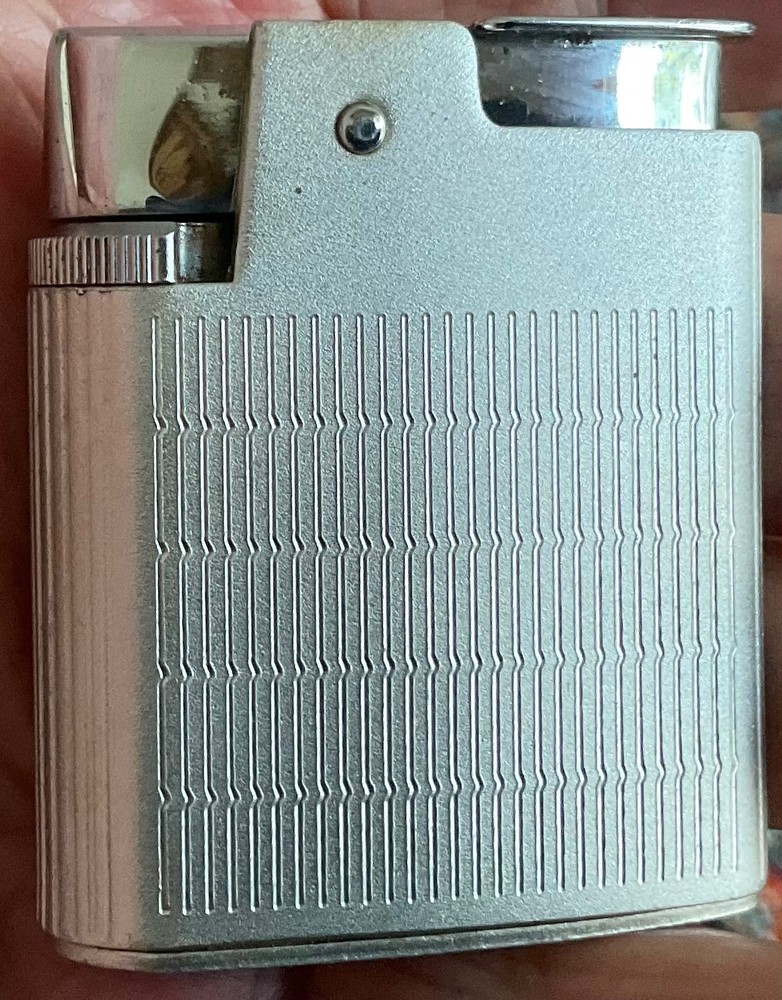 Vintage Ronson Varaflame Standard Lighter In Working Condition.
