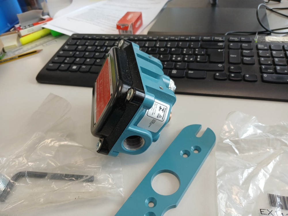 1EX1 NO/NC SPDT Side Rotary End Switch with Roller Lever