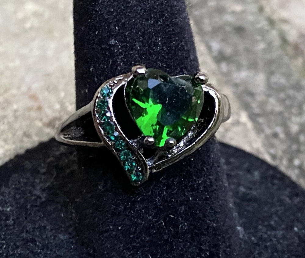 Womens Emerald May Birthstone Hearrt Shaped  Ring/Size 6.5