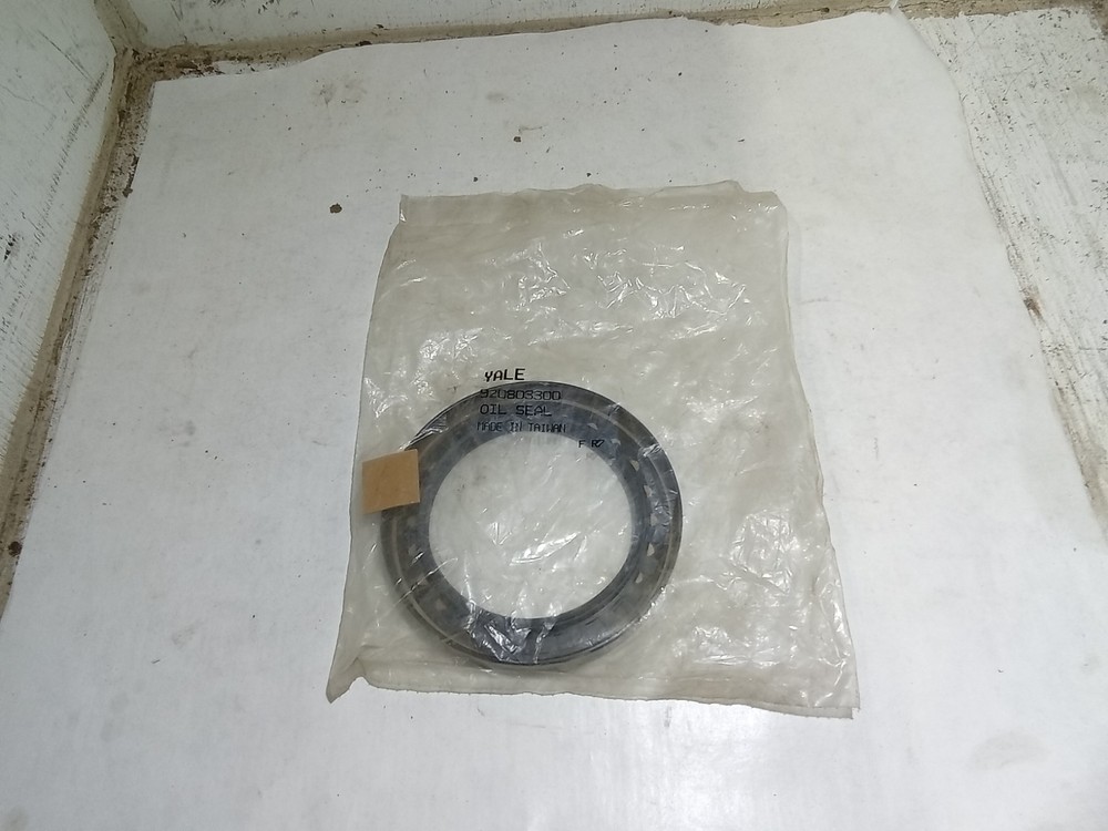 YALE 920803300 OIL SEAL (E12B3)