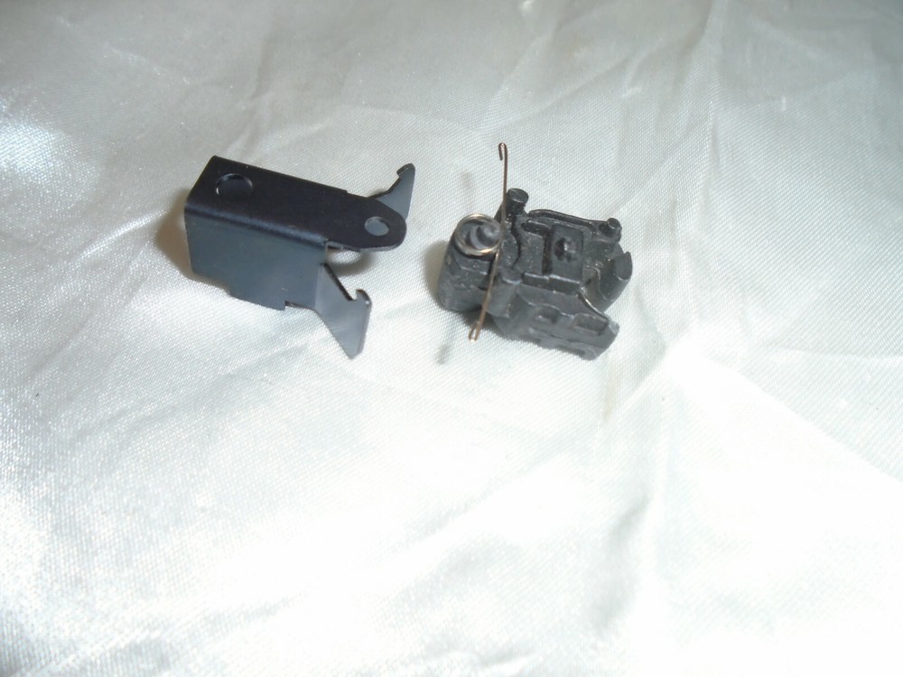Lionel Postwar Diesel Fixed Knuckle Coupler W/Mounting Bracket &Centering Spring