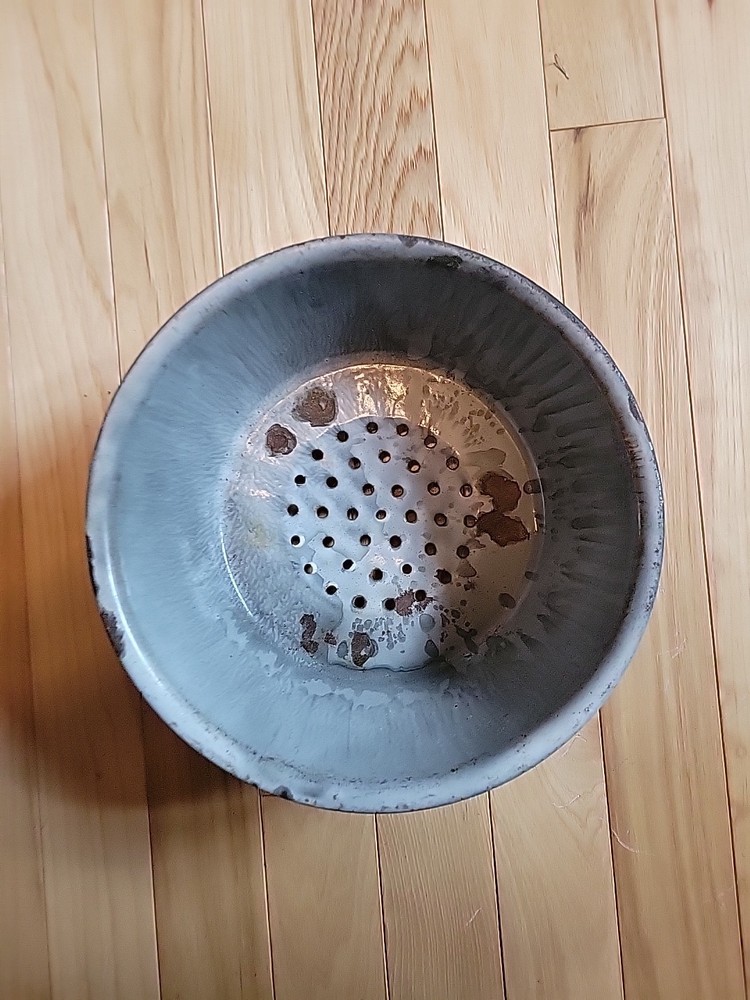 Vtg Gray Enamelware Colander Strainer Rustic Farmhouse Style Footed Distressed