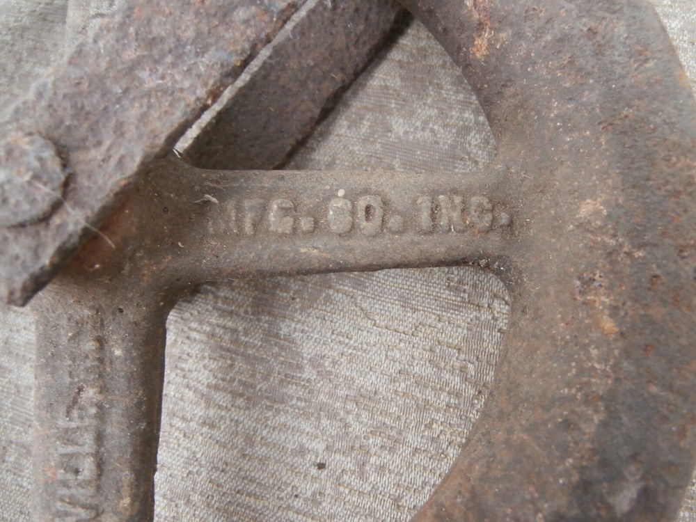 Vintage Cast Iron Ridge Pidge Pulley