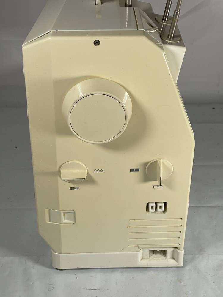 Bernina 1260 Sewing Machine READ