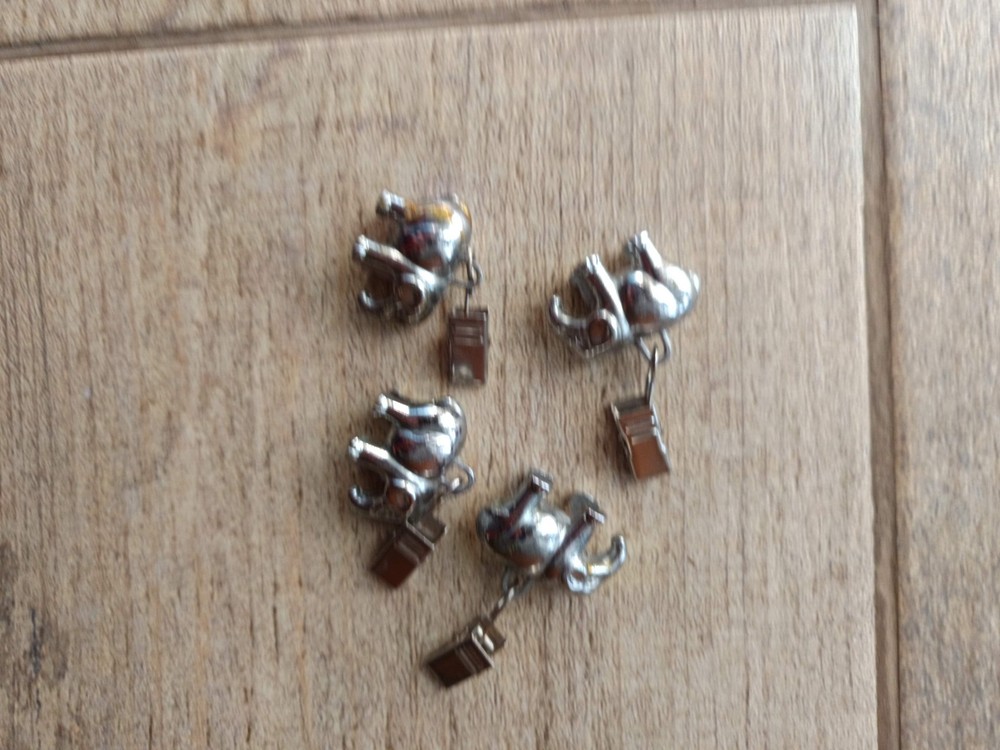 Vintage Elephantine Clip On Tablecloth Set