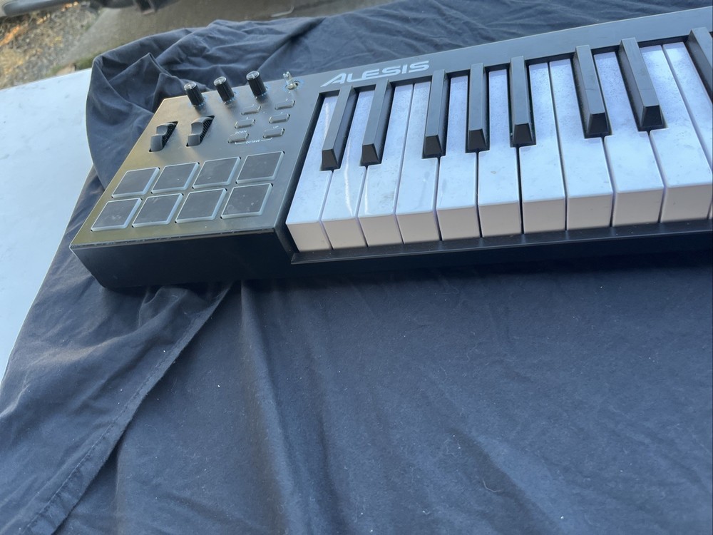 Alesis V61 - 61 Key USB MIDI Keyboard Controller with 8 Backlit Pads ( Untested