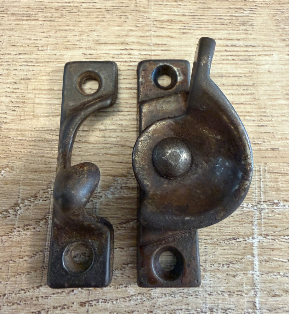 VINTAGE METAL SASH LOCK SASH WINDOW LOCK WITH KEEP