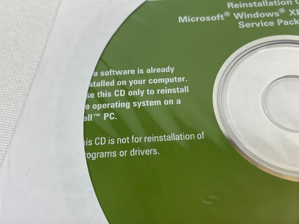 Dell Reinstallation CD Microsoft Windows XP Professional with Service Pack 2 NEW