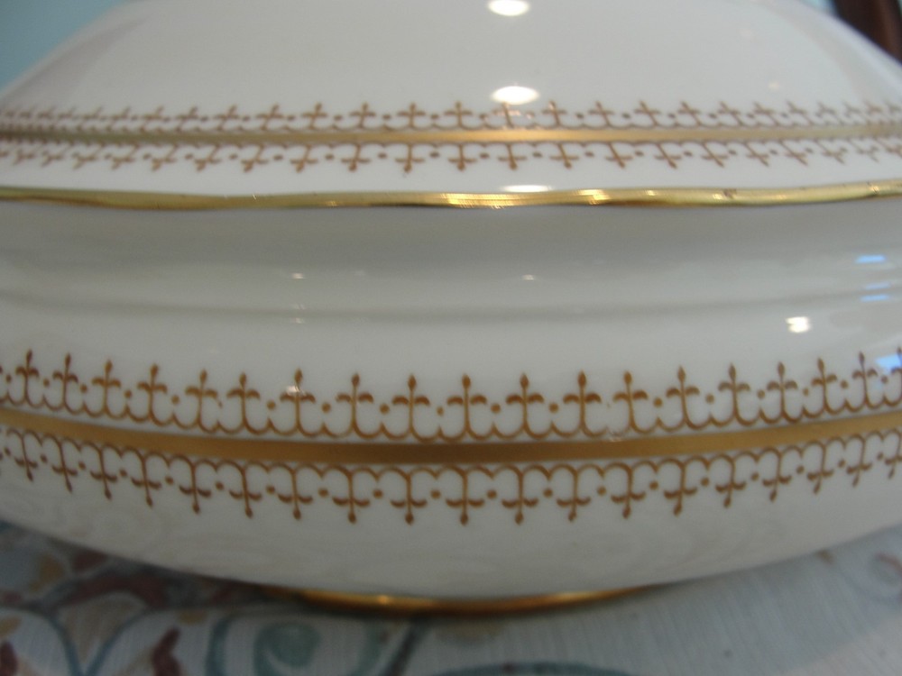 AYNSLEY CYNTHIA COVERED VEG BOWL