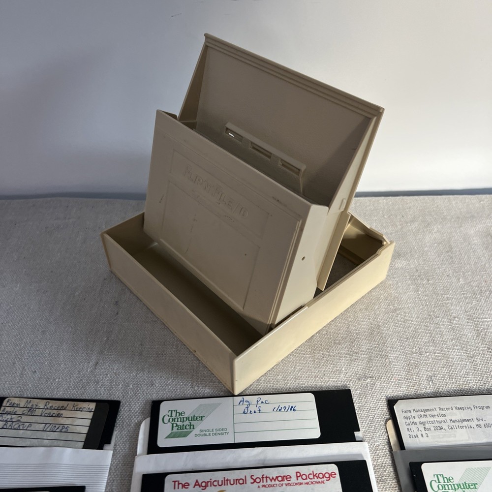 Flip 'N' File 10 Portable Folding Floppy Disk Case Retro Tech With Floppy Disks