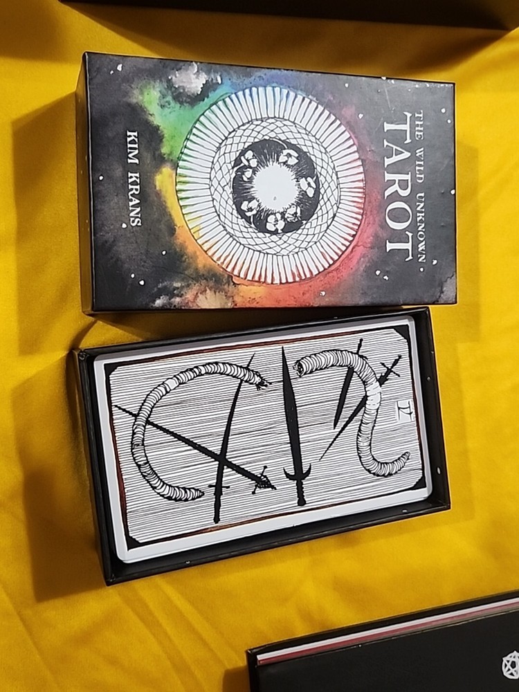 The Wild Unknown Tarot Deck and Guidebook (Official Keepsake Box Set) (Hardback