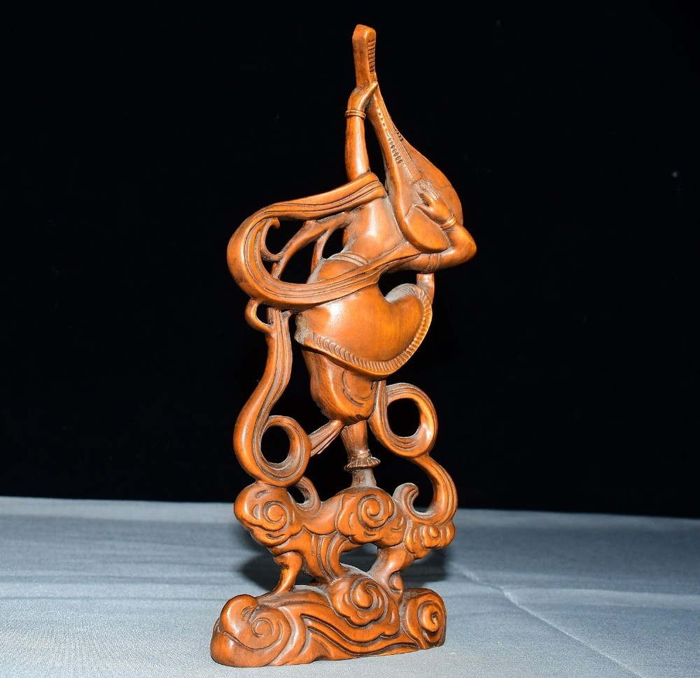 Exquisite Small Leaf Boxwood Flying Beauty Ornament