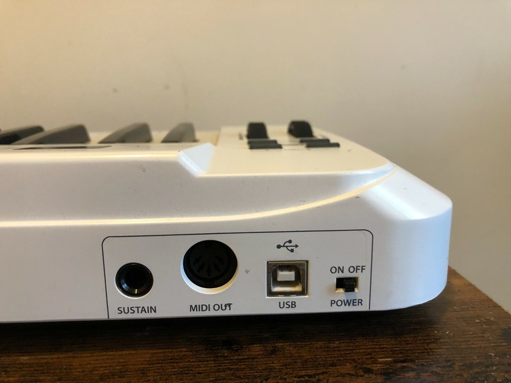 Samson Carbon 49 USB MIDI Keyboard Controller used white + usb cable