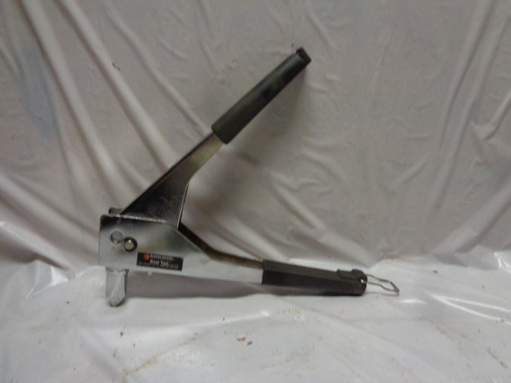 Black & Decker 9740 Heavy Duty Riveter Tool for Blind Pop Rivets