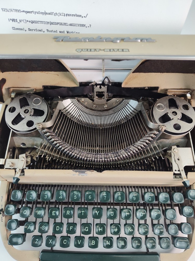 Remington Quiet-Riter Miracle Tab Manual Typewriter w/Hard Case Serviced Working