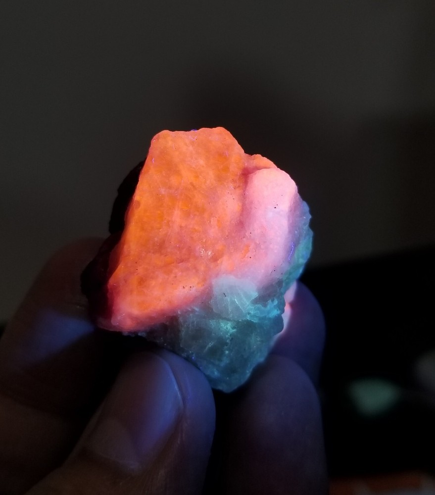 Natural top UV Reactive Tenebrescent Hackmanite With Albite 32 Gram