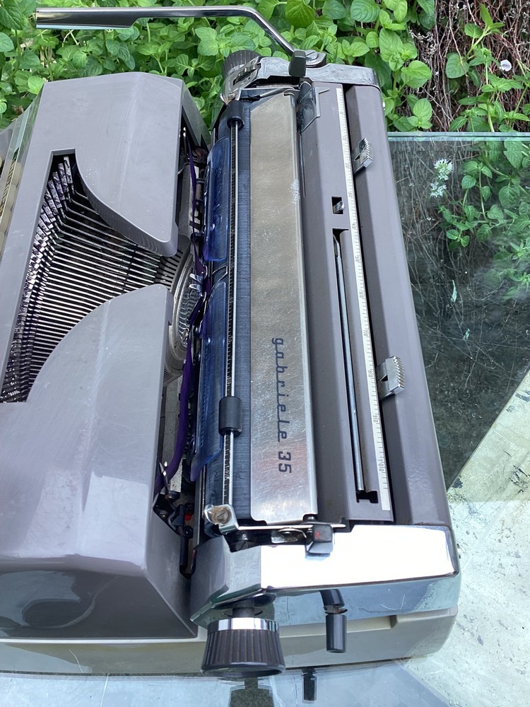 TRIUMPH GABRIELE 35 TYPEWRITER. CURSIVE TYPEFACE. GERMANY 1972