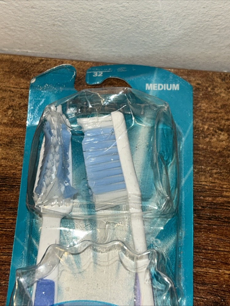 Aquafresh Medium #32 Toothbrushes 2-Pack Sealed 61674XD - Slight Pkg Damage