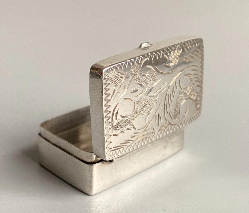Vintage Mid Century Solid Silver Ornate Floral Scrollwork Hinged Snuff Pill Box