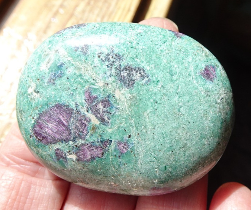 Ruby Fuchsite Palmstone - India sc1010