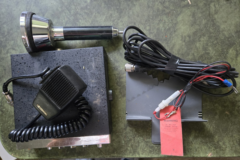 Cobra 40x CB Radio w Microphone &  Antenna Base