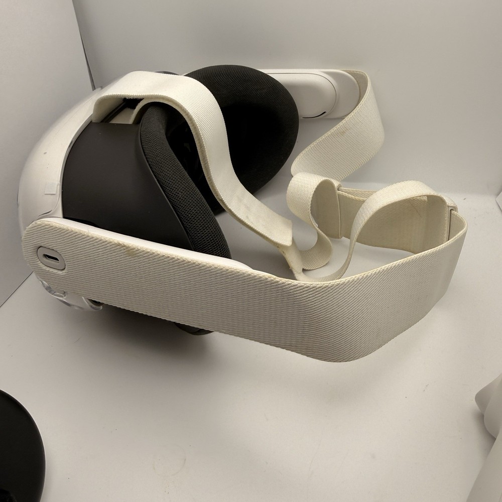 Meta Quest 3 Virtual Reality Headset 128GB White with Controllers READ!!!!
