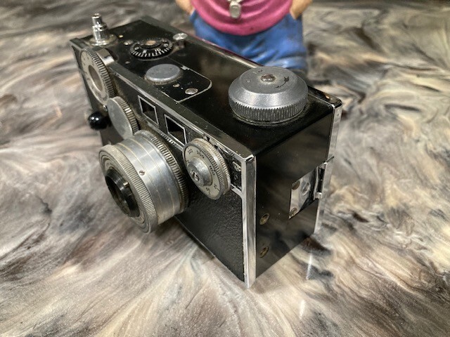 VINTAGE ARGUS C3 RANGE FINDER CAMERA WITH PARTIAL LEATHER CASE