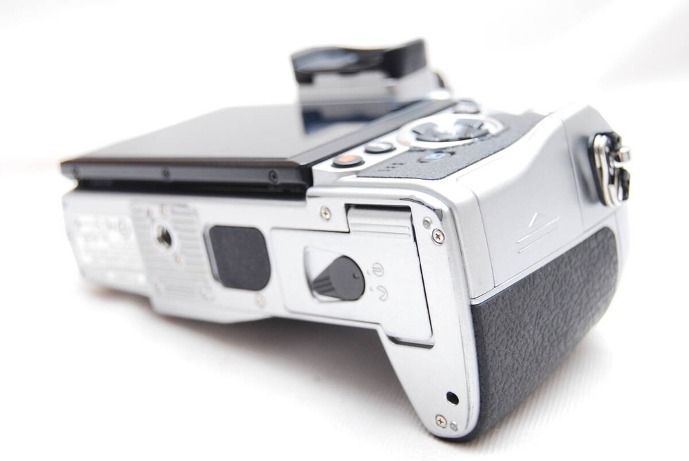 OLYMPUS OM-D E-M1 Mirrorless Camera Body Silver Set Working